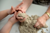 Handtherapie mit kinetischem Sand